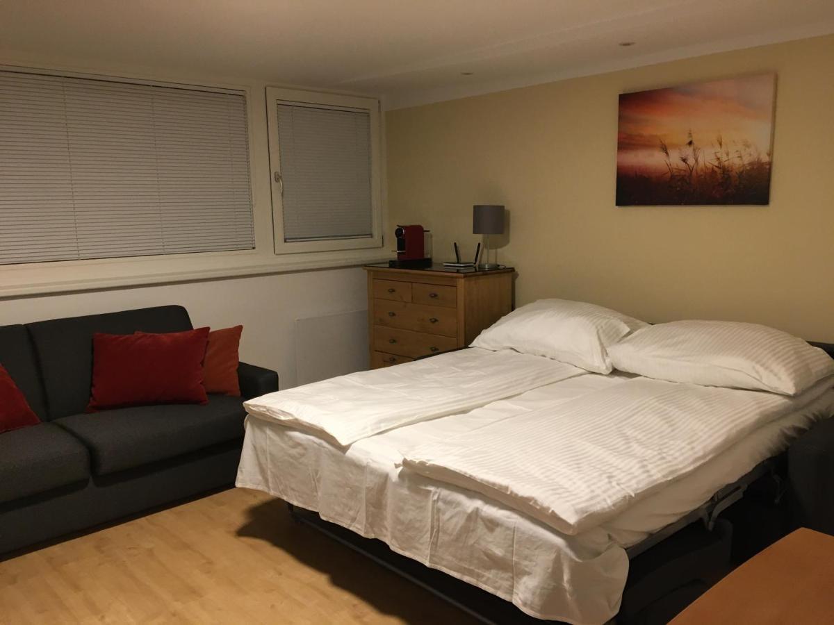 Cosy Flat In The Quiet Area With Own Garden, Free Parking And Direct Public Transport Link To The Centre Apartamento Viena Exterior foto