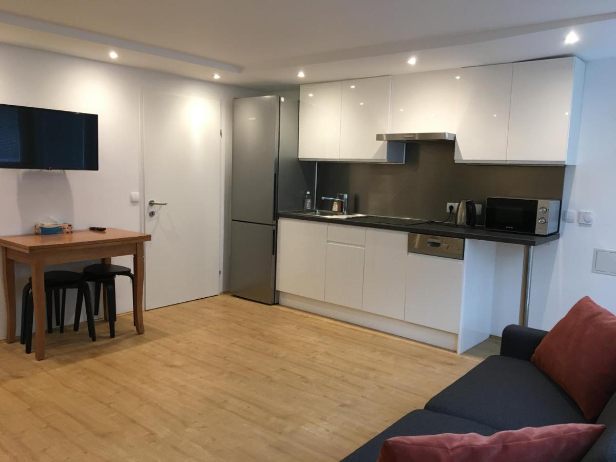 Cosy Flat In The Quiet Area With Own Garden, Free Parking And Direct Public Transport Link To The Centre Apartamento Viena Exterior foto