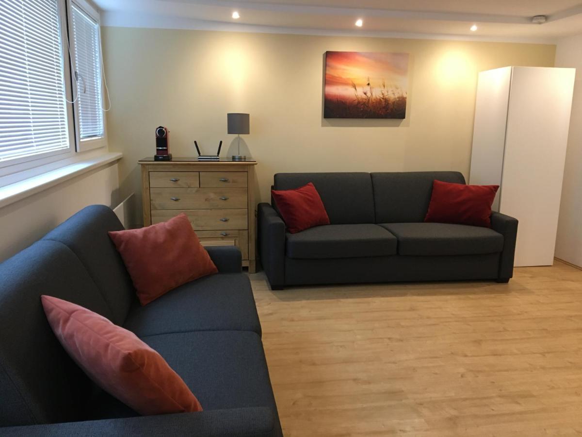 Cosy Flat In The Quiet Area With Own Garden, Free Parking And Direct Public Transport Link To The Centre Apartamento Viena Exterior foto