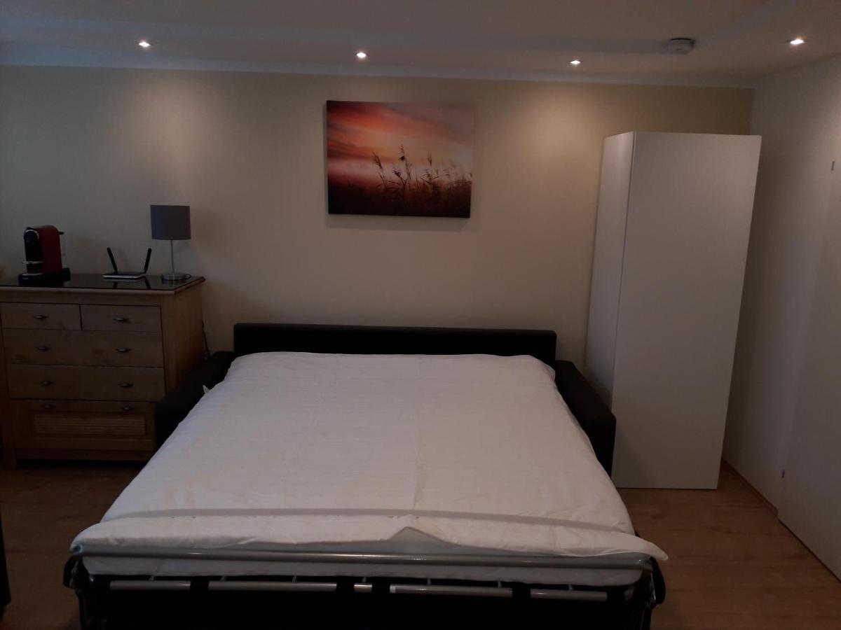 Cosy Flat In The Quiet Area With Own Garden, Free Parking And Direct Public Transport Link To The Centre Apartamento Viena Exterior foto