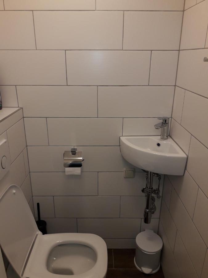 Cosy Flat In The Quiet Area With Own Garden, Free Parking And Direct Public Transport Link To The Centre Apartamento Viena Exterior foto